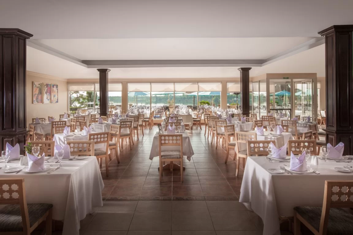 Restaurant mit großen Fenstern