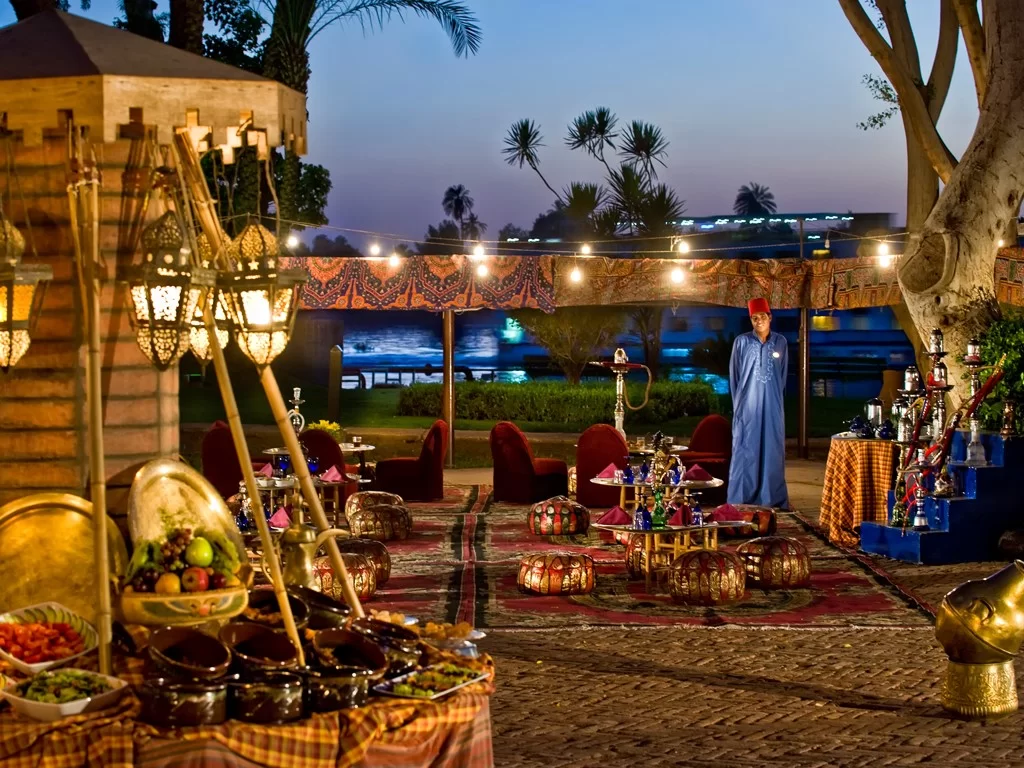 Restaurant und Pool bei Nacht