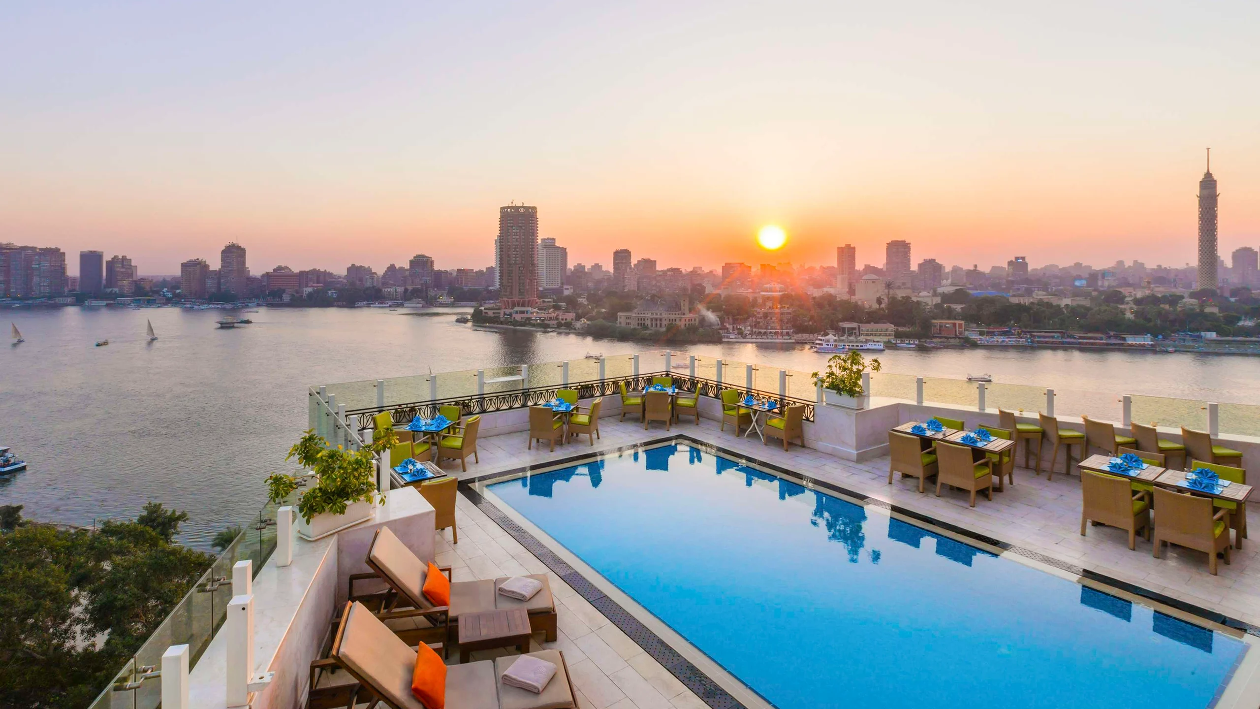 Kempinski Nile Hotel Cairo – Rooftop-Pool mit Nilpanorama