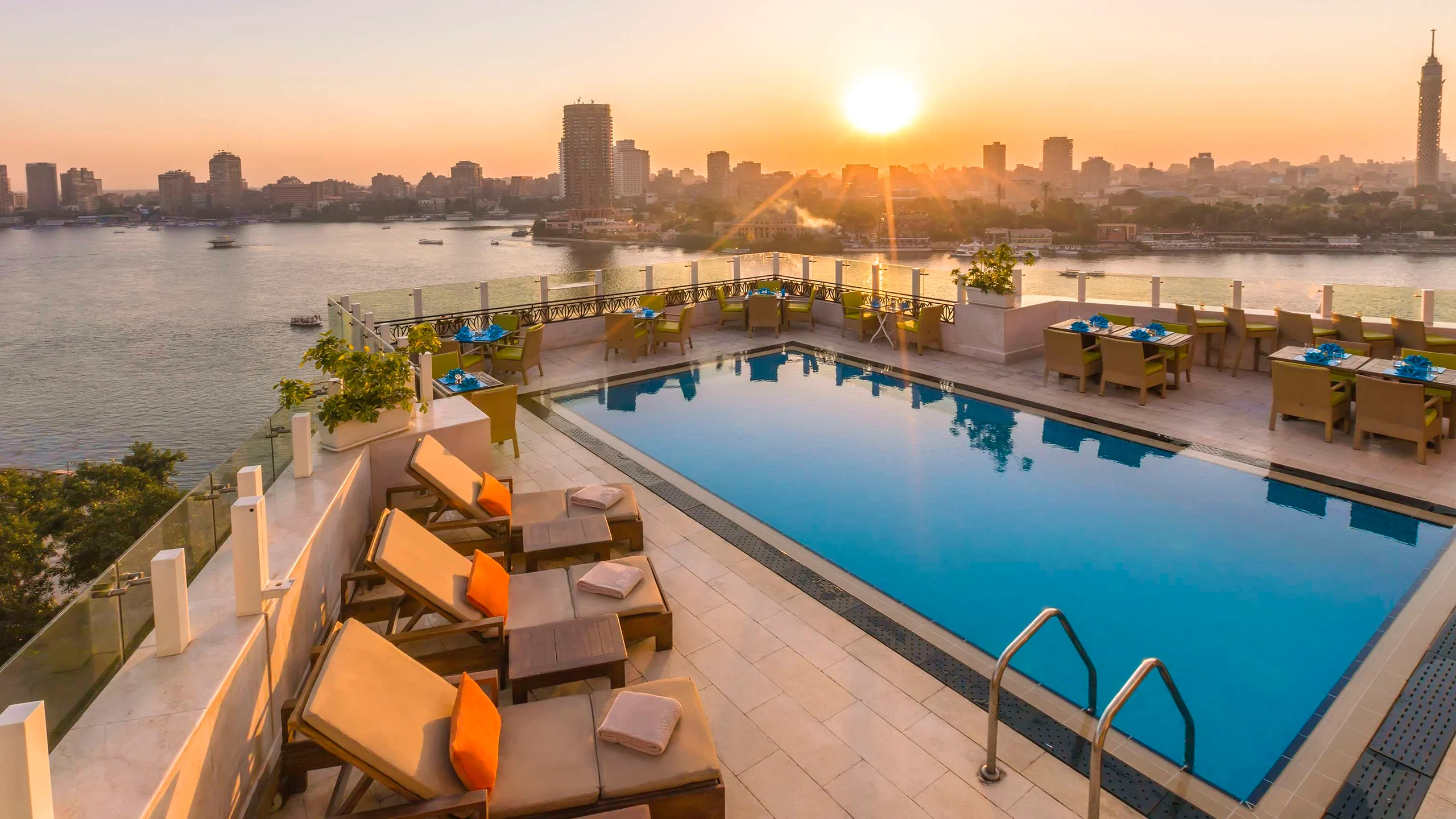 Kempinski Nile Hotel Cairo – Rooftop-Pool bei Sonnenuntergang