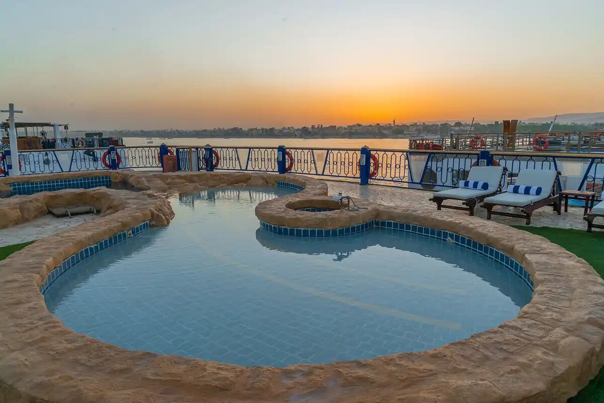 M/S Monte Carlo – Pool