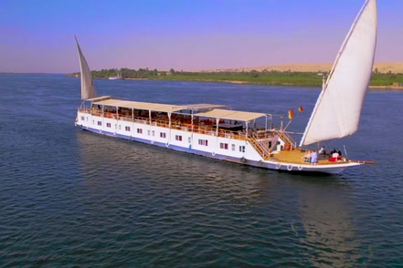 Traditionelle Dahabeya beim Segeln auf dem Nil